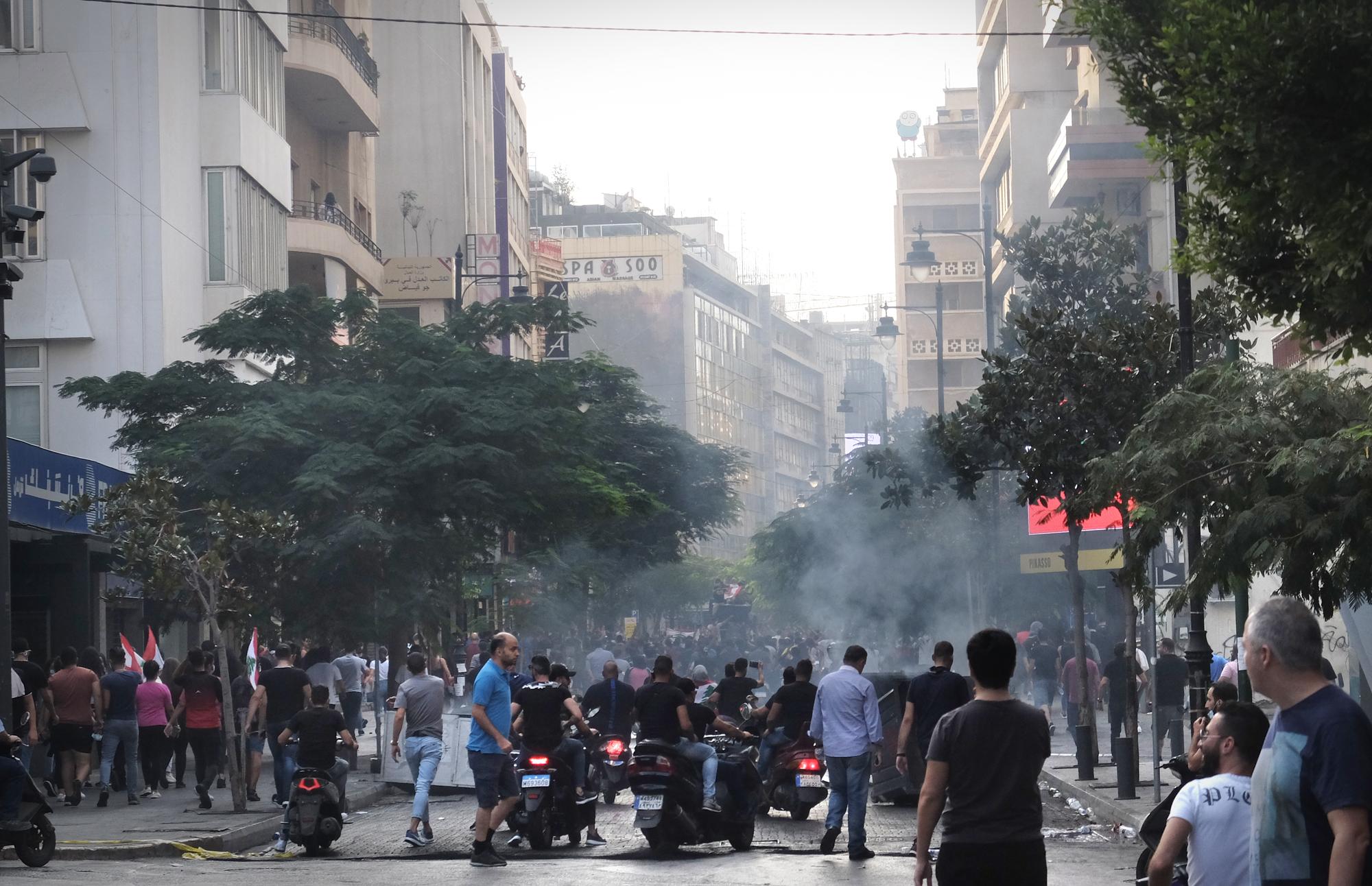 Una marcha a su paso por la calle principal del barrio musulmán de Hamra, Beirut